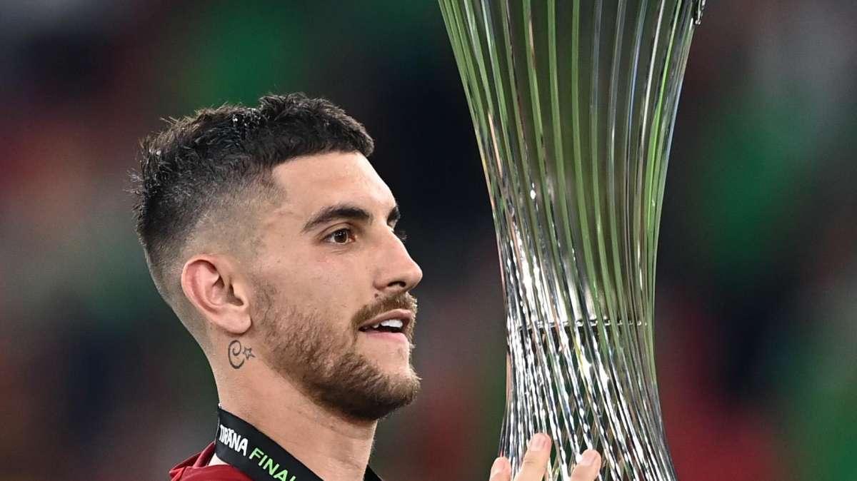 Pellegrini: "Non devo dire niente ai tifosi, guardateli e basta. Adesso festeggiamo, poi dobbiamo fare ricapitare questi momenti il prima possibile"