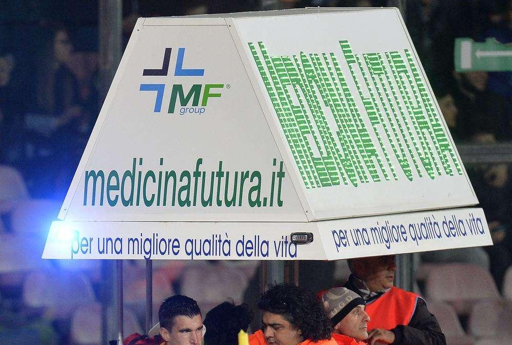 Strootman lascia il San Paolo in stampelle