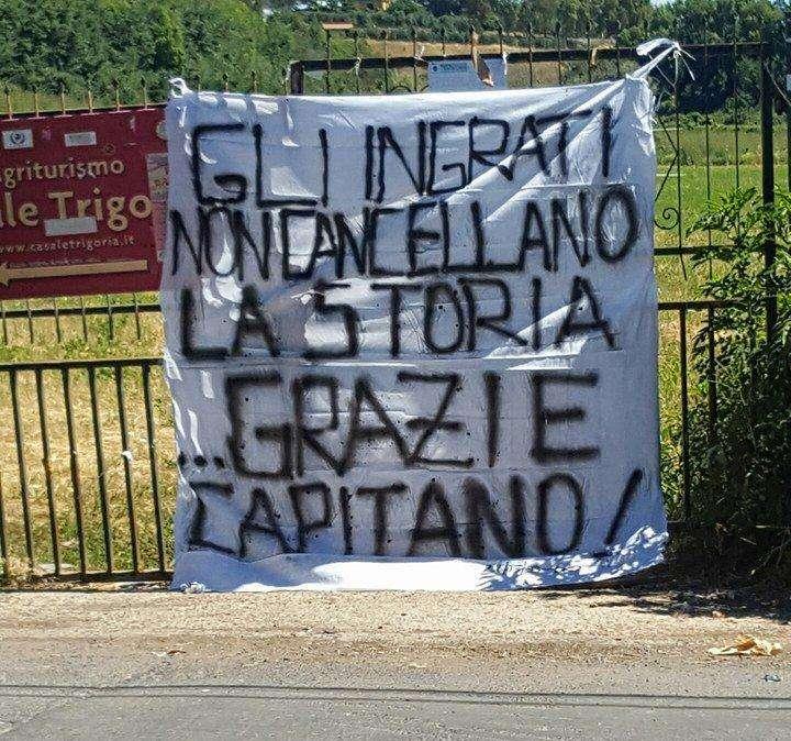 Striscione per Totti: "Gli ingrati non cancellano la storia... Grazie Capitano". FOTO!