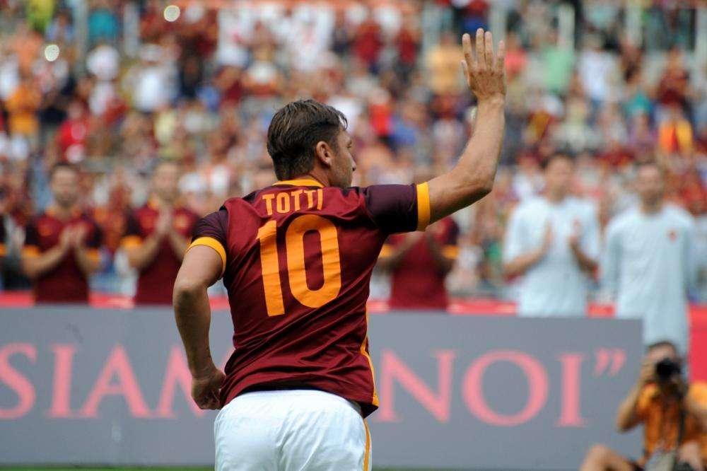 Accadde oggi - Maradona: "40 calciatori in Italia non fanno un Totti". Il Capitano vince il Golden Foot. Candela: "Sono troppo romanista per Conte in panchina"