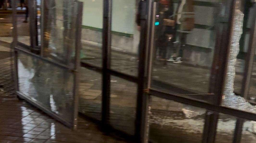 VG - Scontri tra tifosi dell'Athletic Club e polizia. Città in subbuglio: vetrine rotte nei pressi dello Stadio. FOTO! VIDEO!