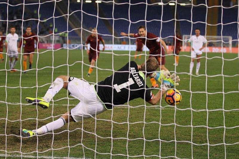 L'Uefa celebra Totti: "Il Re di Roma è ancora forte"