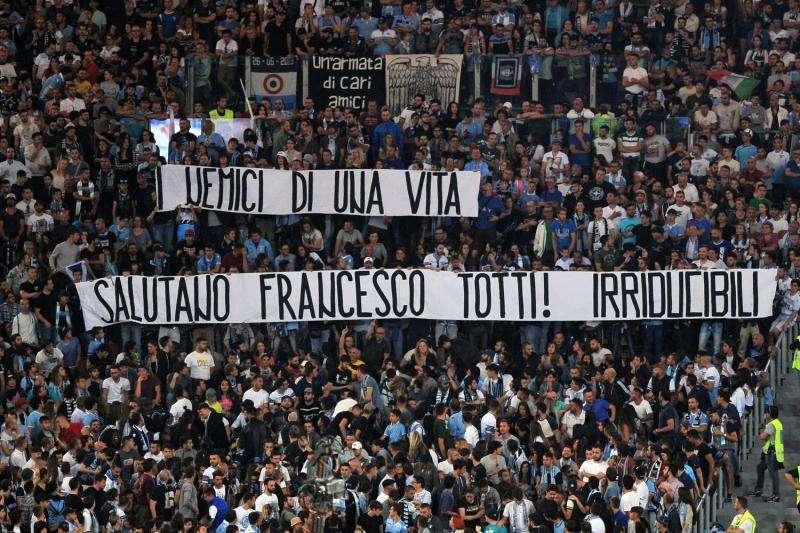Lettera degli Irriducibili a Totti: "Hai raggiunto un traguardo che merita rispetto. Quello che non hai ricevuto né dai tuoi tifosi, né dalla tua società. Noi non lo avremmo mai permesso"