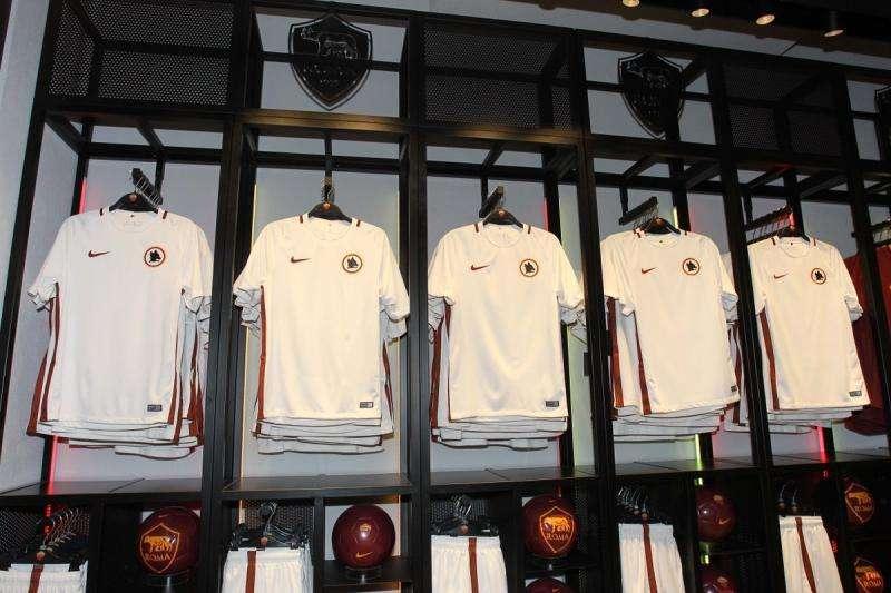 Copa90, la maglia da trasferta della Roma la più bella della nuova stagione. VIDEO