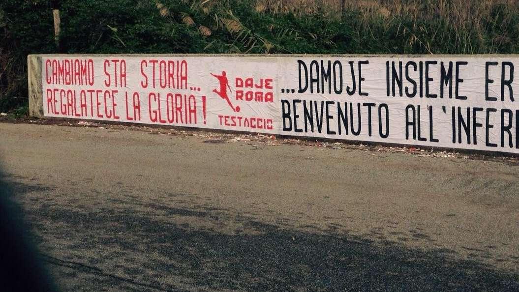 Trigoria, striscioni caricano la squadra. FOTO!