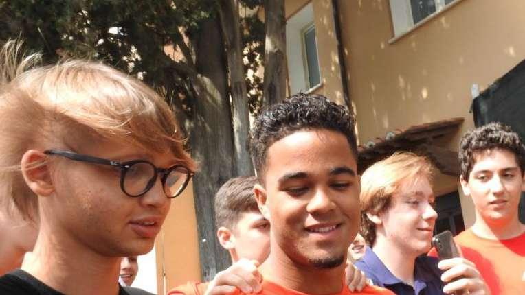 VILLA STUART - Terminate le visite mediche di Kluivert, ora a Trigoria per incontrare i dirigenti. Possibile slittamento dell'annuncio a domani. FOTO! VIDEO!