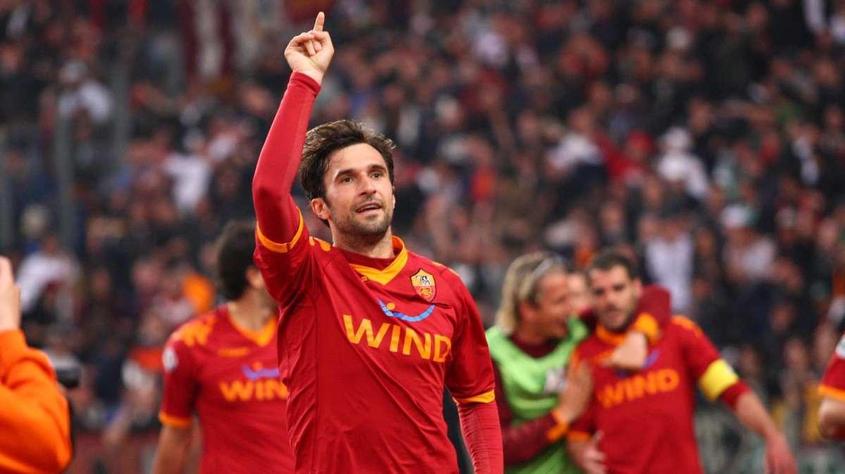 Accadde oggi - Doppietta di Vucinic, la Roma vince il derby, Ranieri sostituisce Totti e De Rossi. Reja: "Totti poco sportivo, merita 10 giornate di squalifica"