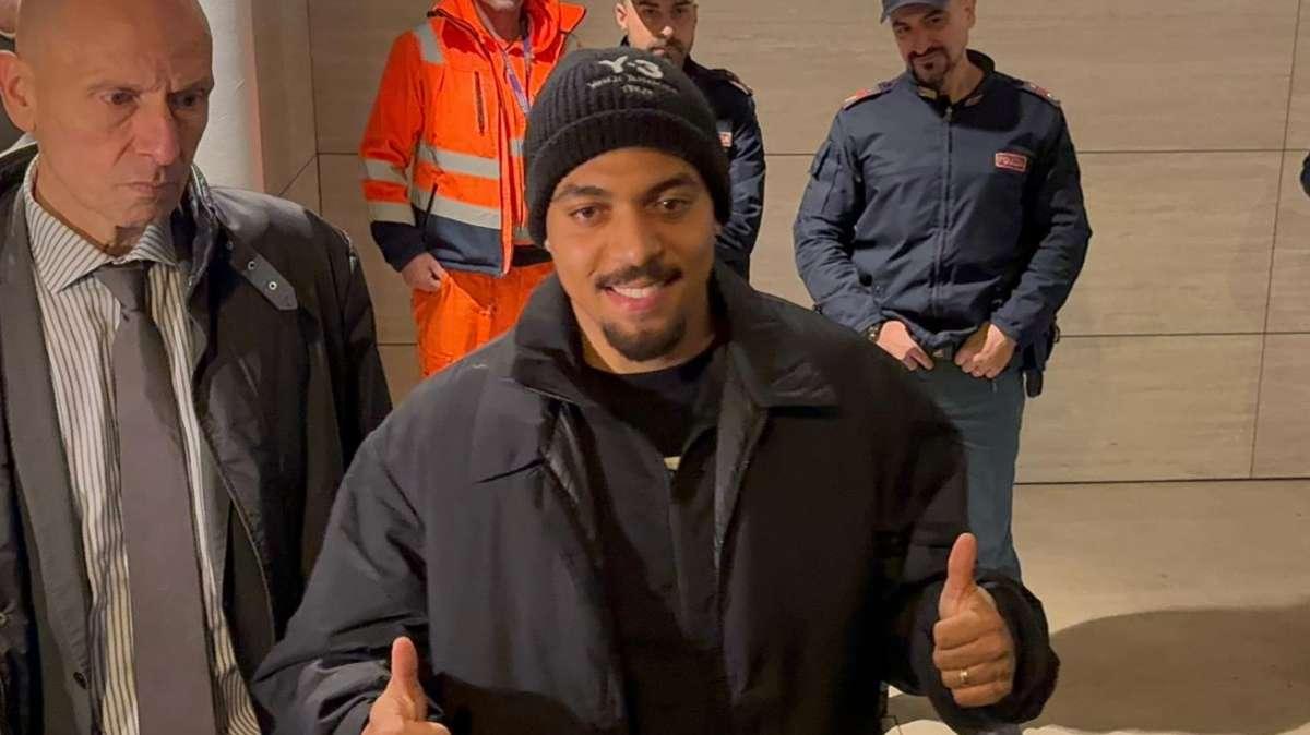 Calciomercato Roma - Malen è atterrato a Ciampino. Scatti e autografi con i tifosi giallorossi 