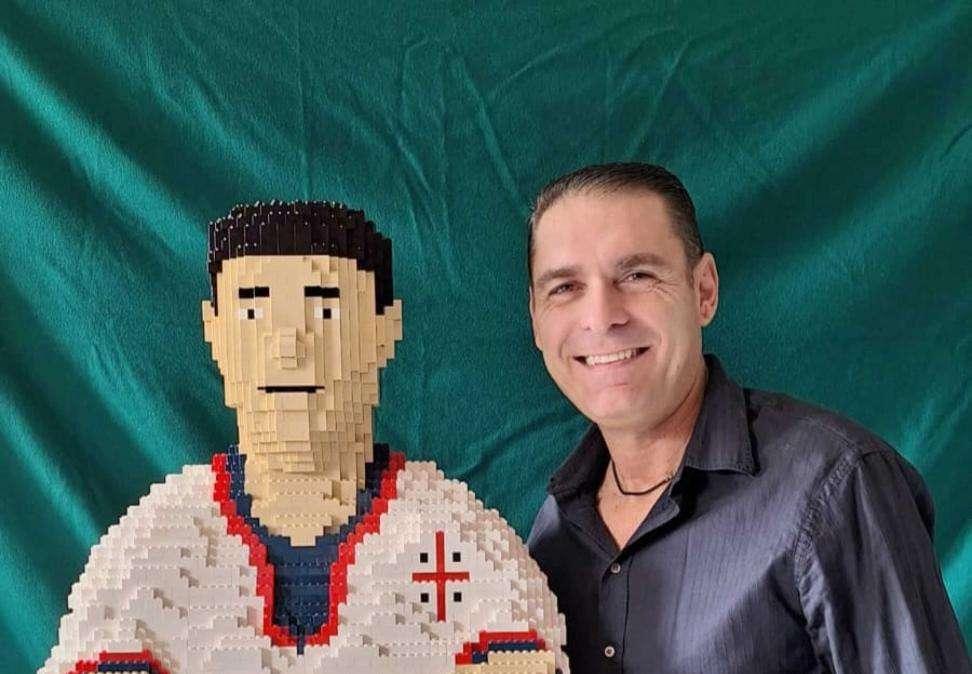 Un busto in Lego per gli auguri di compleanno a Gigi Riva