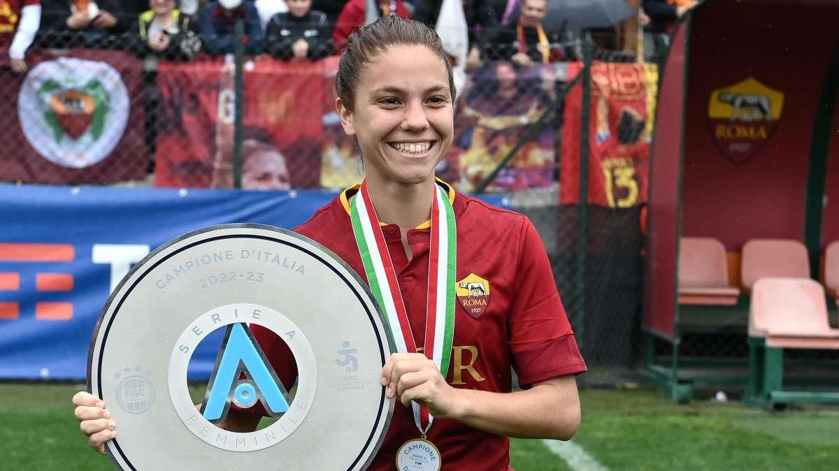 Roma Femminile, Giugliano si tatua il lupetto di Gratton. FOTO!
