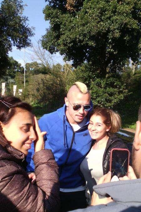 Trigoria, foto con alcuni tifosi per Radja Nainggolan