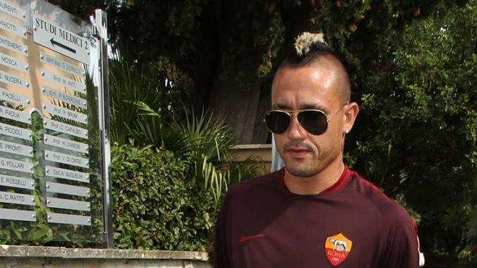 Twitter AS Roma: "Nainggolan saluta i tifosi al Lakeside Stadium"
