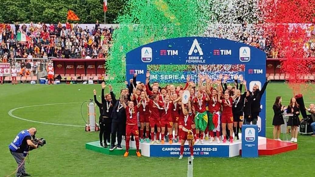 La Roma Femminile alza al cielo il trofeo scudetto. FOTO! VIDEO!