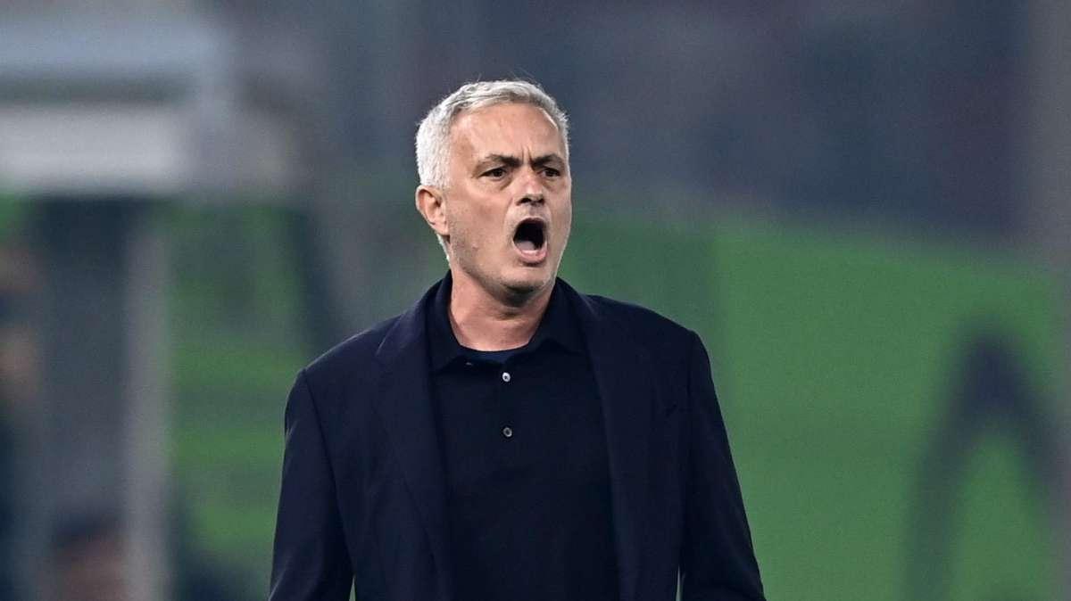Mourinho: "Abbiamo scritto la città. La città di Roma è giallorossa. Sono romanista al 100%, qui la gente è incredibile"