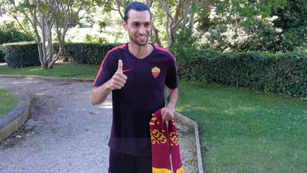 Facebook, Gervinho commenta Pastore con la maglia della Roma: "Che bel numero"