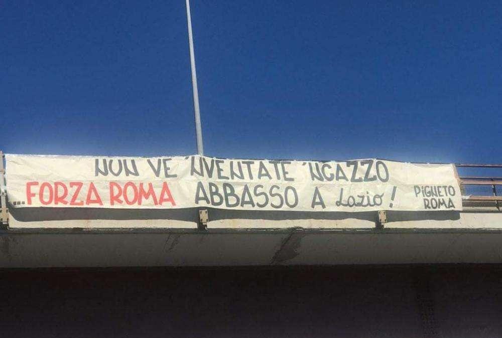 Striscione romanista nei pressi dell'Olimpico