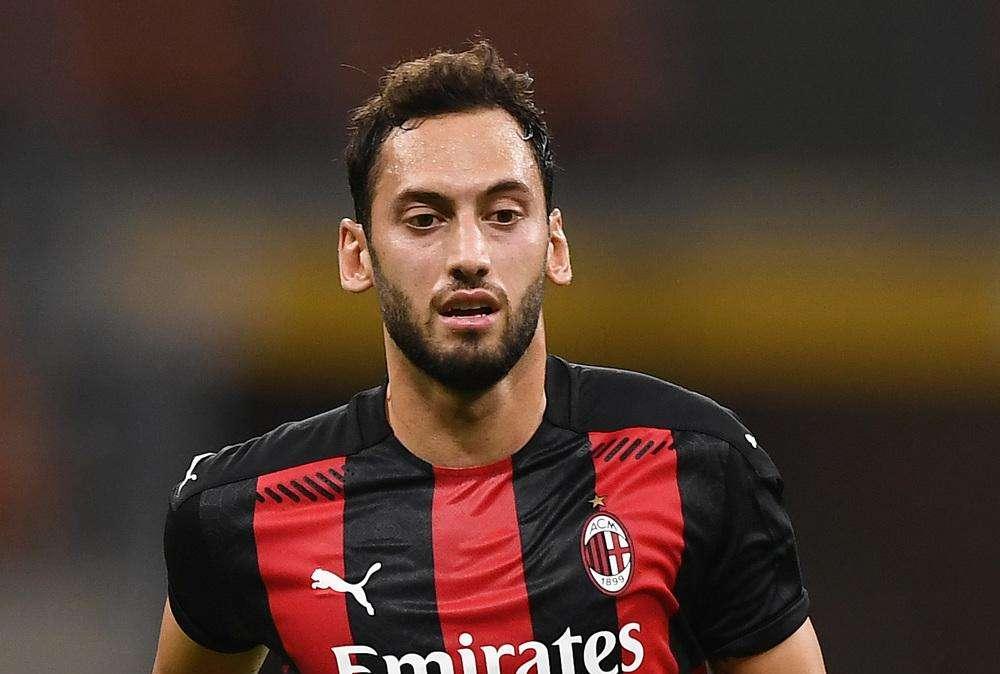 Milan, distorsione alla caviglia per Calhanoglu: out contro la Roma