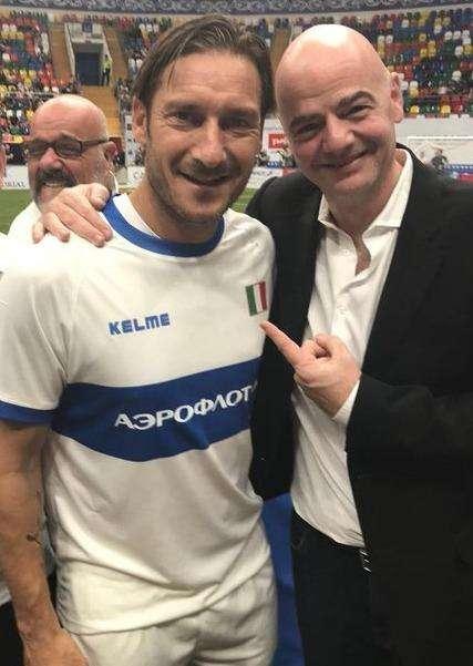 Totti posa con Infantino: "Un vero piacere essere qui in Russia". FOTO!