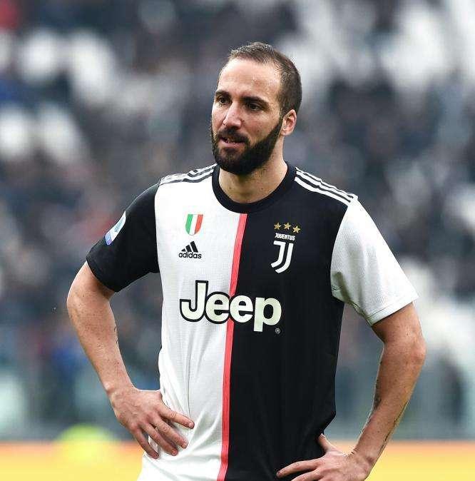 COVID-19, Higuain vola in Argentina per raggiungere la madre malata