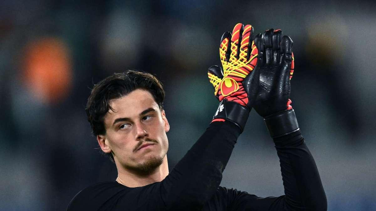 Svilar: "Voglio rimanere alla Roma, non c'è fretta di rinnovare. De Rossi l'allenatore più importante"