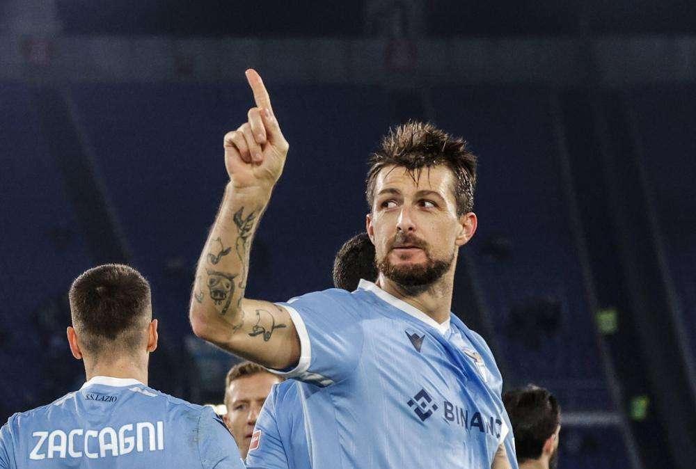 Lazio; Acerbi zittisce tifosi dopo il gol, poi si scusa