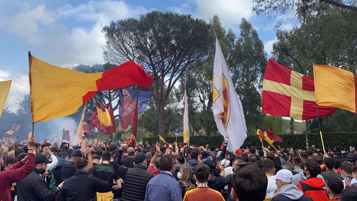 LA VOCE DELLA SERA - Trigoria, consueta divisione in gruppi. Cagliari-Roma, arbitra Pezzuto. Mourinho squalificato per la gara