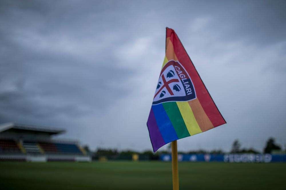 Omofobia: arcobaleno in maglie Cagliari al Meazza
