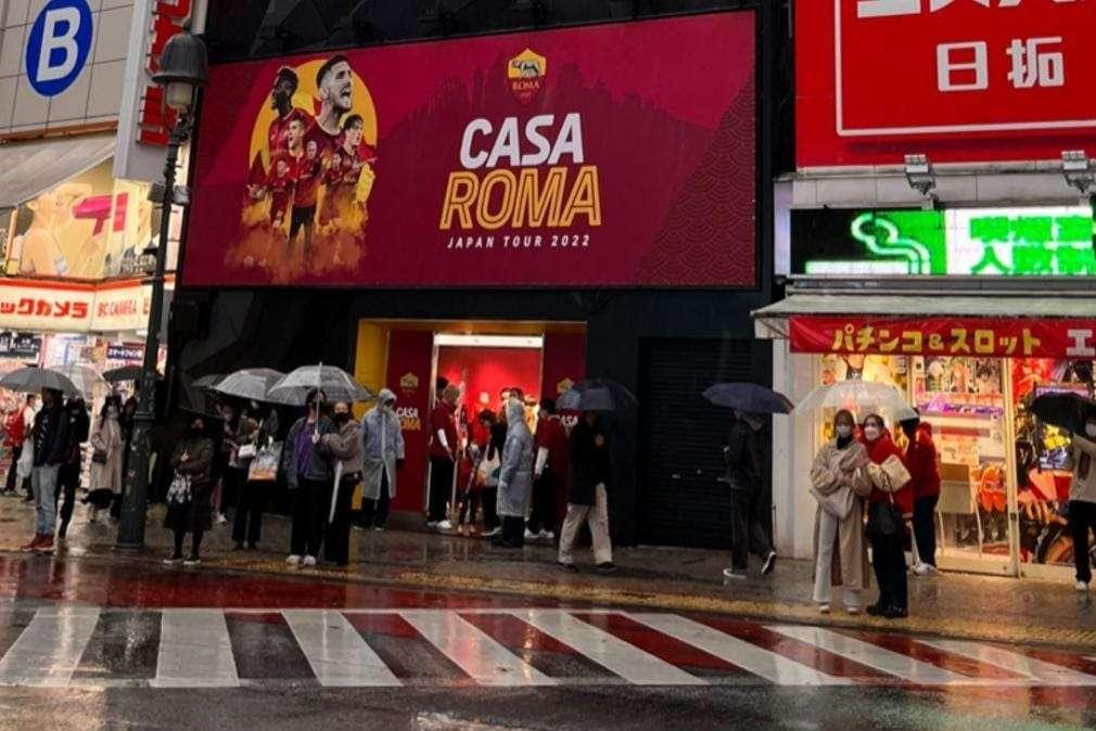 TOKYO - El Shaarawy, Ibanez, Bove e Celik firmano autografi ai tifosi. VIDEO!