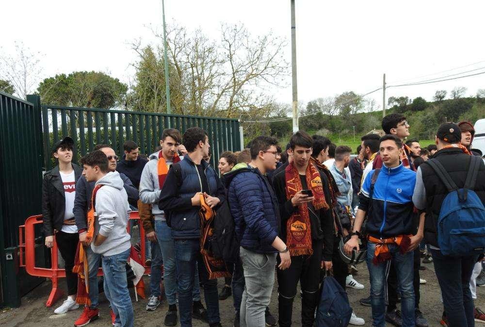 Trigoria, un centinaio di tifosi fuori dai cancelli incita la squadra. FOTO! VIDEO!