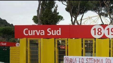 Striscione esposto sui cancelli di Curva Sud: "Prima lo stemma, poi le barriere, ora il capitano... adesso basta". FOTO!