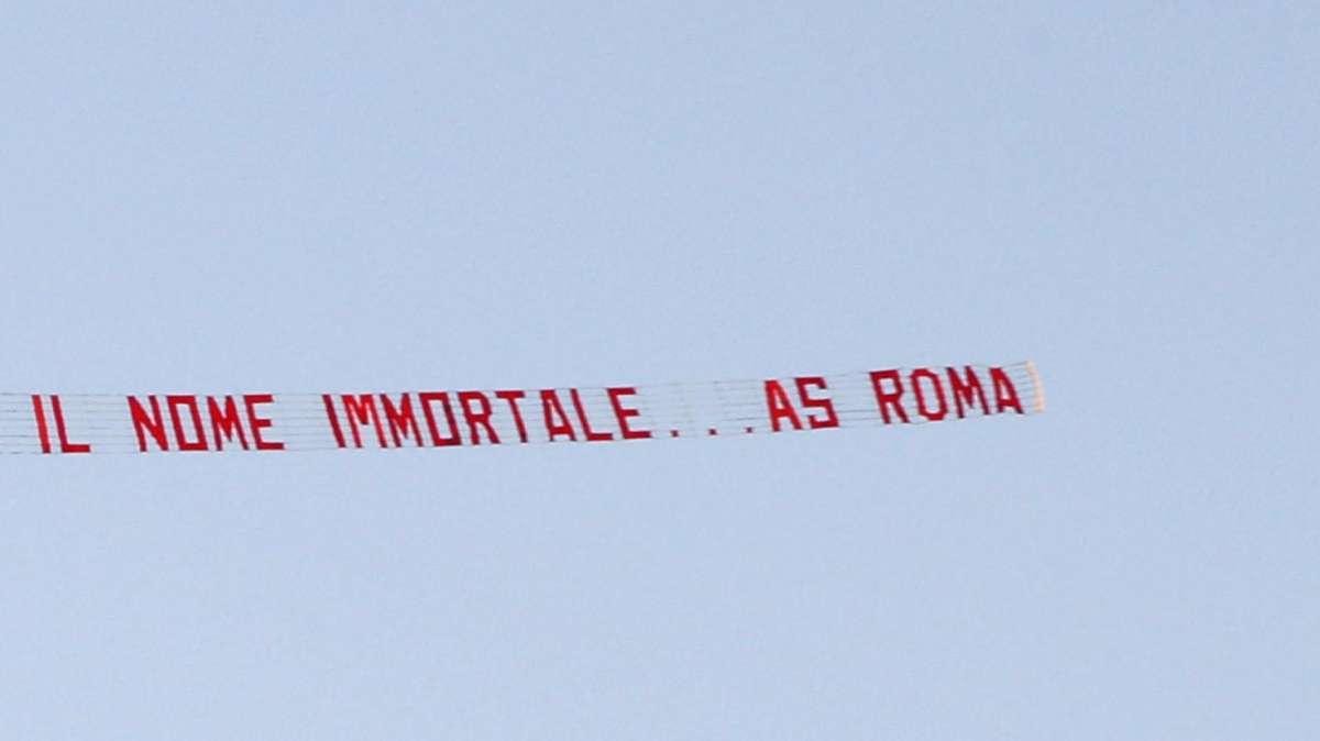 Nuovo striscione dei tifosi romanisti sull'Olimpico. FOTO!