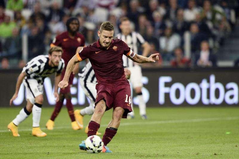 COVID-19, la Roma mette all'asta la maglia indossata da Totti contro la Juventus nel 2014