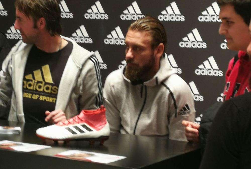 CISALFA - De Rossi presenta le nuove scarpe Adidas. FOTO! VIDEO!