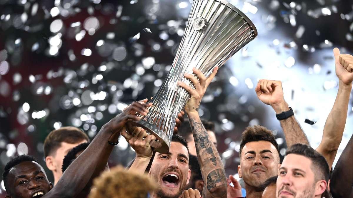 ARENA KOMBËTARE - Pellegrini alza la coppa e la porta sotto al settore dei tifosi giallorossi