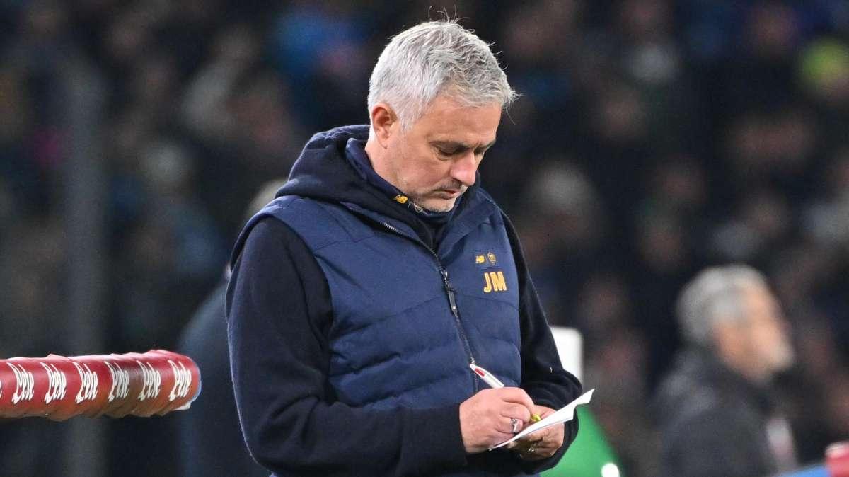 Mourinho, il punto sugli infortunati in vista del Leverkusen: "Dybala è un grande dubbio. Wijnaldum è recuperato, Celik è in dubbio"