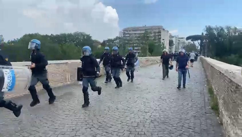 Derby - Scontri nei pressi dello stadio Olimpico tra tifosi della Roma e della Lazio: tre arresti e quattro denunce. VIDEO!