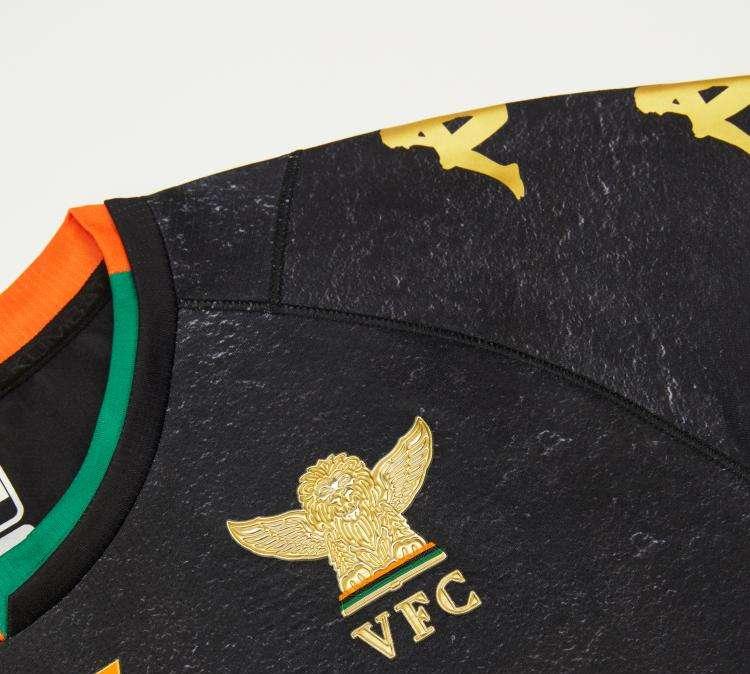 Venezia, l'oro di San Marco nella maglia home 21/22