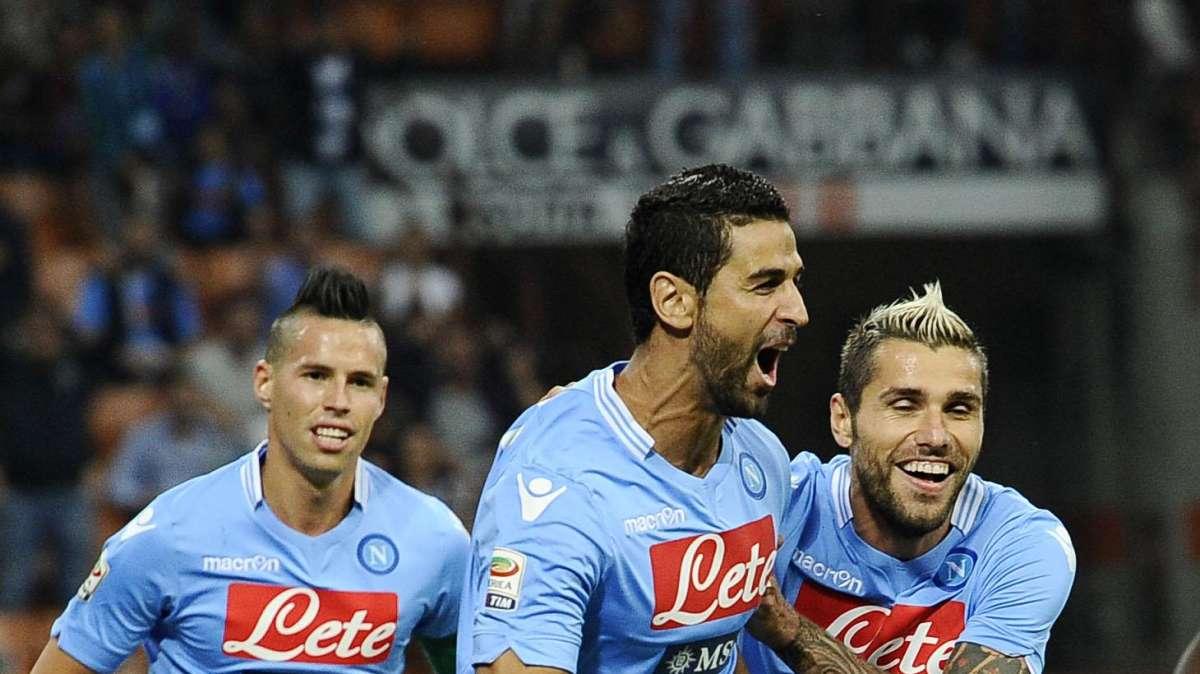 Napoli, seduta tecnico tattica e partitella. Differenziato per Zuniga