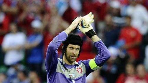 Ritorno di fiamma per Cech, ma l'Arsenal non molla