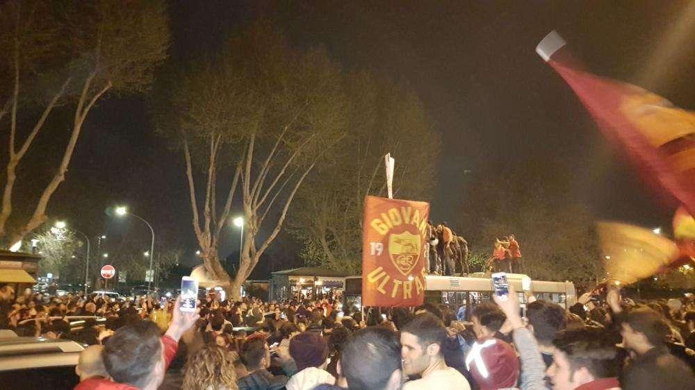 I tifosi festeggiano il passaggio del turno a Ponte Milvio e a Trigoria. FOTO! VIDEO!