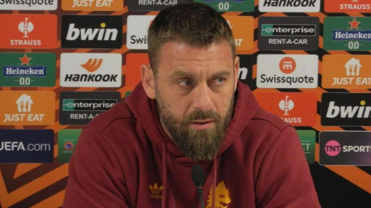 Conferenza stampa - De Rossi: "Dobbiamo giocare pensando di fare gol. Si può giocare a pallone anche senza Lukaku e Dybala. Non penso ai diffidati"