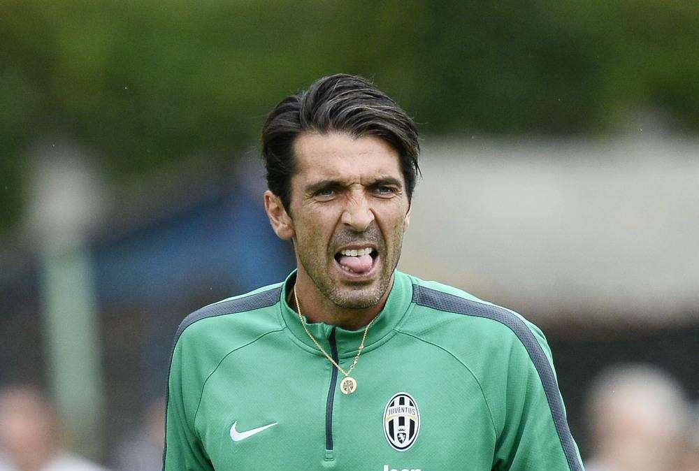 Juventus, Buffon: "La Roma è la prima rivale per lo scudetto, ma ci sono anche altre squadre"