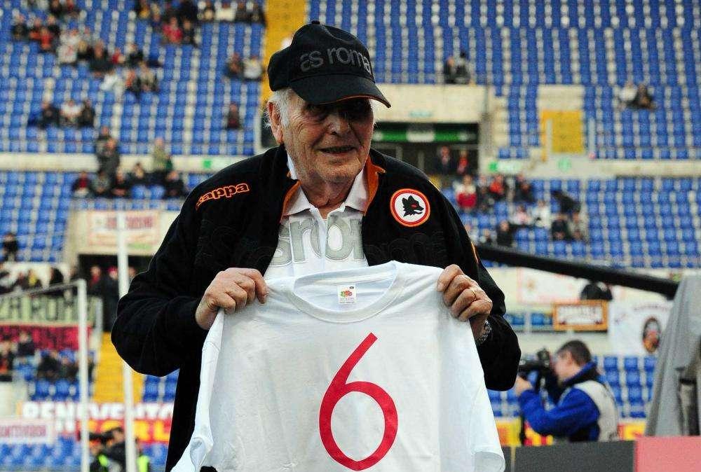 Giallorossi con la maglia "6 la nostra storia" per Giorgio Rossi