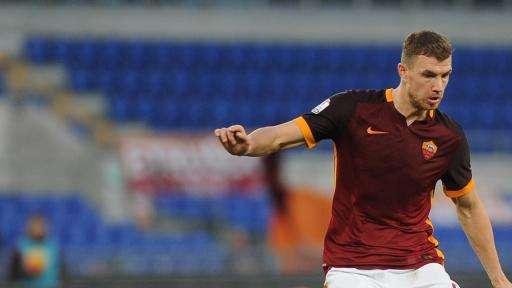Twitter, Dzeko: "Ai miei amici e a tutti quanti, Buon Natale!"