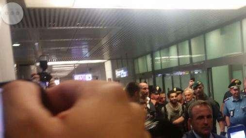 FIUMICINO - Mohamed Salah lascia l'aeroporto direzione Trigoria. FOTO! VIDEO!