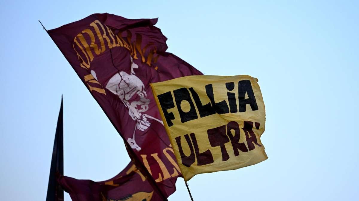Roma-Inter, la Curva Sud ironizza sull'inchiesta degli ultras ospiti: "Dopo le strisce blu, arrivano le strisce neroblù"