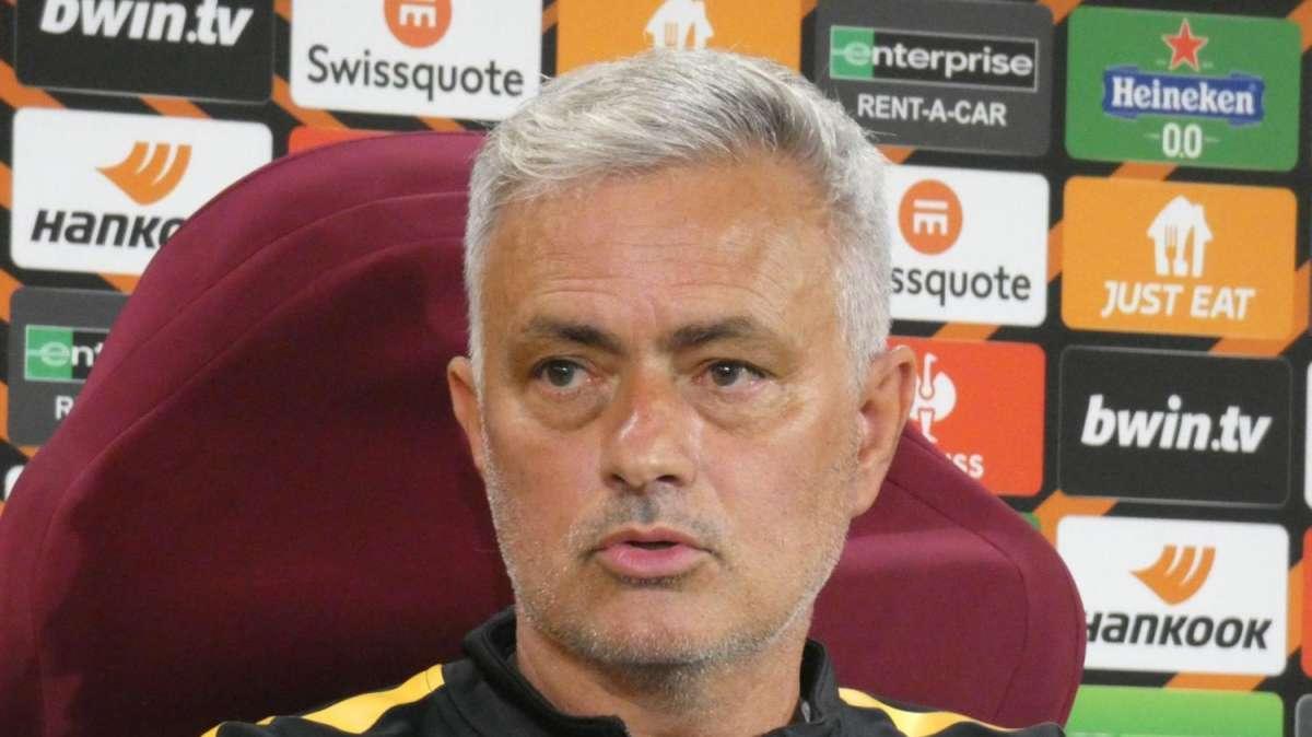Conferenza stampa - Mourinho: "Marcenaro ammonirà Mancini al 10' per un fallo su Berardi e salterà la Fiorentina. Stavamo quasi per divorziare con Karsdorp, ora c'è di nuovo empatia". VIDEO!