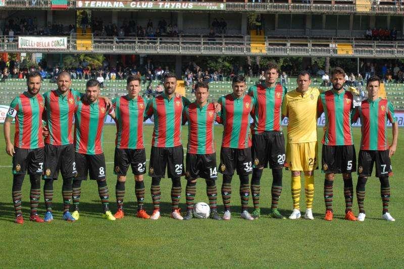 Ternana in campo con la bandiera della Francia sulla maglia