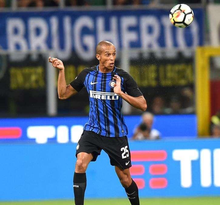 Brasile, spavento per Miranda dopo uno scontro con Alisson. Esami negativi 