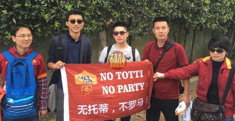 Tifosi cinesi a Trigoria: "No Totti, no party". FOTO!
